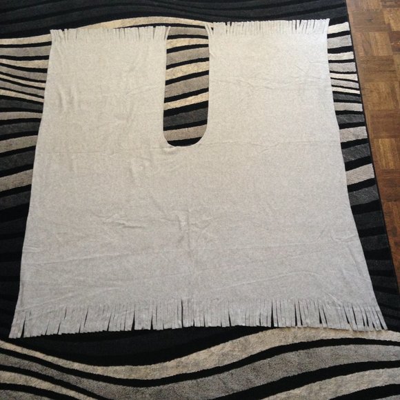 *NWOT* Light Grey Cozy Polar Fleece Poncho Blanket - Picture 8 of 10
